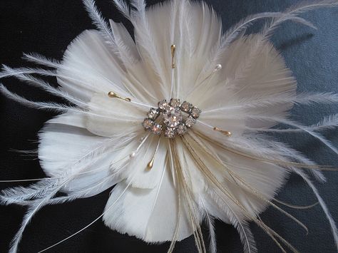 Feather Flowers Diy, Flowers With Feathers, Diy Fascinator, Fascinator Hats Diy, Diy Feather, Feather Flowers, Feather Hair Clips, Handmade Flowers Fabric, Couture Embroidery