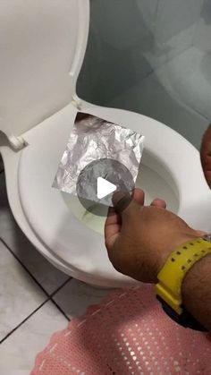 Aluminum Foil Uses Life Hacks, Home Tricks And Tips, Home Cleaning Hacks Videos, Craft Tips And Tricks, Quick Cleaning Hacks, Toilet Smell Hacks, Household Hacks Lifehacks, Kitchen Hacks Ideas, Toilet Hacks