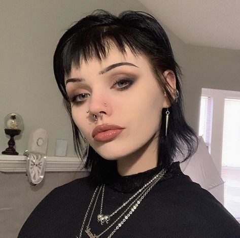 90s Punk Makeup, Punk Eye Makeup, Grunge Makeup 90s, Xowie Jones, Comedy Content, Alt Makeup Looks, Soft Grunge Makeup, 90s Grunge Makeup, Facial Piercing