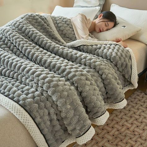 Amazon.com: NEWUREHO Flannel Warm Thick Blanket-Soft Fluffy Blanket Sherpa Fleece Throw Cozy Queen Size Plush Bristles are Fluffy (Green,70.8 * 78in) : Home & Kitchen Bubble Blanket, Textured Blankets, Cama King Size, Linen Bedspread, Fluffy Bedding, Lit King Size, Thermal Blanket, Sofa Throw Blanket, Plush Sofa