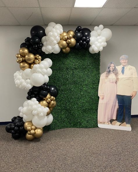 Greenery Backdrop With Balloons, Green Black And Gold Backdrop, Green White Gold Black Balloon Garland, Black White Gold Balloons With Flowers, Balloon Garland With Greenery, Hedge Wall Balloon Garland, Green Grass Backdrop With Balloons, Balloon Arch Ideas, White Balloon Garland