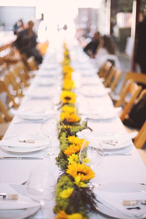 lovely idea for trestle tables could bu used with any large bloom Wedding Guest Table Decor, Sunflower Wedding Centerpieces, Sunflower Table, Sunflower Table Runner, Sunflower Wedding Decorations, Wedding Guest Table, Sunflower Centerpieces, Tafel Decor, Steampunk Wedding