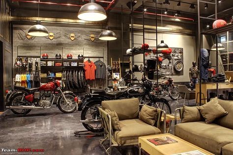 Motorcycle Showroom Interior, Motorcycle Showroom Design, Motorcycle Store, Vintage Thrift Stores, Cafe Concept, Shop Garage, Motorcycle Shop, Motorcycle Garage, Garage Interior