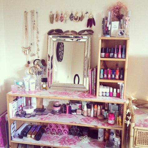 Collection Makeup Station Diy, Floor Makeup Station, Future Makeup, 2000s Room, Beauty Rooms, Dream Vanity, Vanity Inspiration, Beauty Room Vanity, Makeup Station