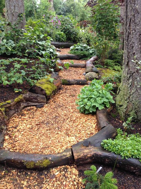 love this pathway Wooded Backyard Landscape, Garden Stairs, Hillside Landscaping, Sloped Garden, Garden Walkway, Forest Garden, The Secret Garden, Woodland Garden, Garden Pathway