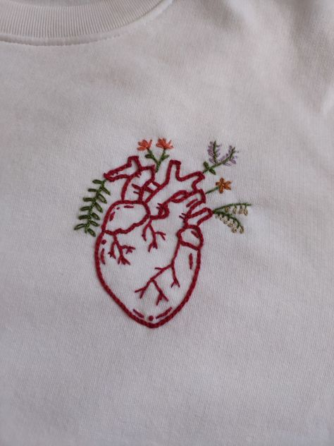 Follow me on my personal page @hilotendido on Instagram for more ✨ Red And White Embroidery Ideas, Red Shirt Embroidery, Embroidered Anatomical Heart, Embroidery For Him, Hoodie Embroidery Ideas Boyfriend, Embroidery For Boyfriend, Embroidered Hoodie Diy, Embroider Heart, Embroidery On Hoodies