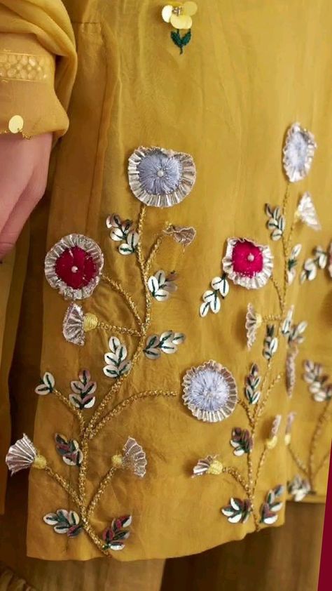 Painted Dupatta, Blouse Designes, Kurtis Design, Bridal Suit, Stylish Kurtis, Dupatta Style, Stylish Kurtis Design, Gala Design, Simple Hand Embroidery Patterns