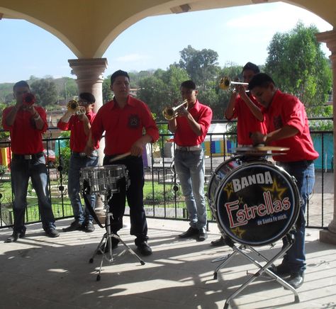 Ziquítaro. Una banda de Santa Fe, durante presentación matutina en fiesta patronal Santa Fe, Drums, Vision Board, Music Instruments, Music