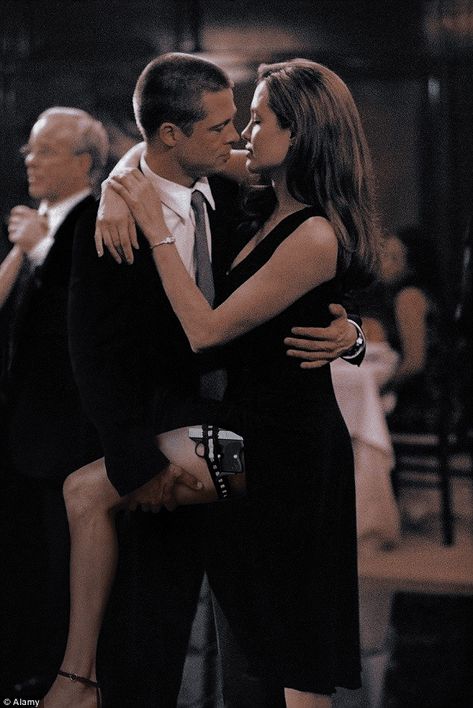 Angelina Jolie 90s, Ms Smith, International Kissing Day, Stile Kendall Jenner, Louise Brealey, Unique Couple Halloween Costumes, Movie Kisses, Halloween Parejas, Brad And Angelina