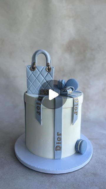 Anahit on Instagram: "#Dior purse cake top" Dior Cake Ideas, Shopping Bag Cake, Dior Cake, Dior Shopping Bag, Dior Shopping, Dior Purse, Purse Cake, Cake Tutorial, Cake Toppings