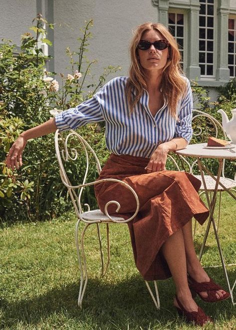 Dress like a Parisian: this blue and white stripe shirt and rust colored skirt from Sezane are very on-trend in Paris. Details at une femme d'un certain age. Blue And White Striped Shirt Outfit, White Striped Shirt Outfit, Blue Striped Shirt Outfit, Outfits With Striped Shirts, Dress Like A Parisian, Blue And White Striped Shirt, Camille Rowe, Striped Shirt Women, Blue And White Shirt