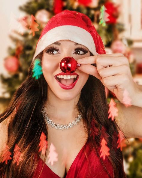 Christmas Self Portrait Ideas, Christmas Fotosesion Ideas, Christmas Model Photoshoot Ideas, Christmas Backdrop Photoshoot, Xmas Model Photoshoot, Christmas Portrait Ideas, Photography Ideas Christmas, At Home Photo Ideas, Christmas Photography Ideas