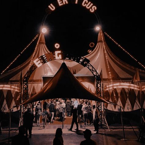 Nights At The Circus, Night Circus Book Aesthetic, Circus Dark Aesthetic, Spooky Carnival Aesthetic, The Night Circus Marco, Circus Aesthetic Dark, Horror Circus Aesthetic, Circus Aesthetic Wallpaper, Ringmaster Aesthetic