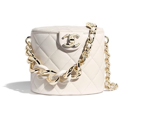 Get a Look at Chanel’s Cruise 2020 Bags - PurseBlog White Chanel Bag, Designer Handbags Chanel, Chanel Vanity Case, Tas Lv, Moda Chanel, Cheap Purses, Chanel Store, Chanel Cruise, Popular Handbags