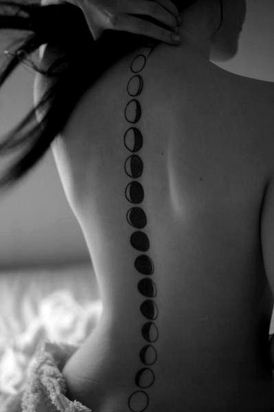 moon spine tattoo | Full Moon back #tattoo | Cool Tattoo Designs | Cool Tattoos Wörter Tattoos, Tato Henna, Tattoo Zeichnungen, Tattoos Geometric, Thigh Tattoos Women, Inked Magazine, Spine Tattoo, Back Tattoo Women, Spine Tattoos