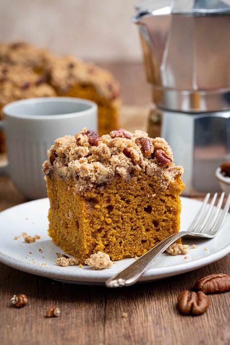 Vegan pumpkin crumb cake - extra moist, soft, spiced pumpkin cake with a crunchy crumble topping; so easy to make and so delicious! Pumpkin Crumble Cake, Vegan Pumpkin Cake, Pumpkin Crumb Cake, Vegan Bakes, Pecan Crumble, Vegan Pumpkin Spice, Pumpkin Coffee Cakes, Pumpkin Cake Recipes, Plant Based Desserts