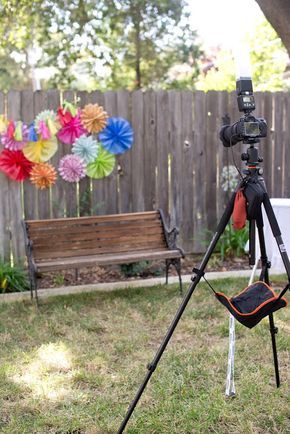 How to set up a DIY photo booth using your DSLR camera. Fence Photo Backdrop, Nikon 7500, Backyard Festival, Filming Studio, Dslr Tips, Diy Photography Props, Backyard Birthday Parties, Backyard Birthday, Video Making