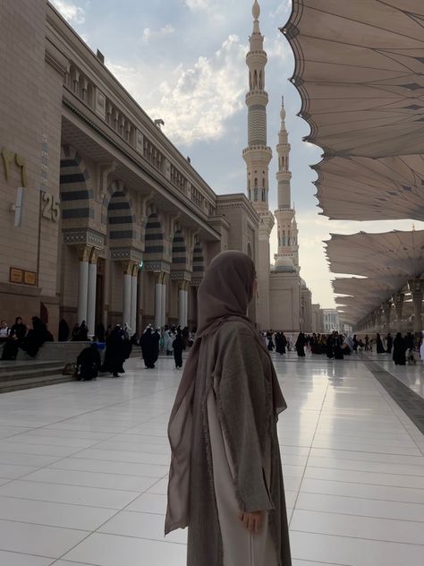 Islam Girl Aesthetic, Islamic Girl Aesthetic, Madinah Aesthetic, Umrah Aesthetic, Modesty Islam, Abaya Girl, Abaya Girl Aesthetic, Islam Mosque, Hoodie Outfit Casual