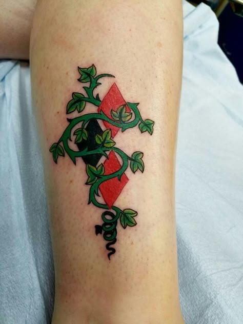 Posion Ivy Tattoos, Harley Quinn Leg Tattoos, Harley And Ivy Tattoo, Dc Comic Tattoo Ideas, Harely Quinn Tattoos, Small Harley Quinn Tattoo, Harley Quinn Poison Ivy Tattoo, Harley Quinn Inspired Tattoo, Harley Quinn Poison Ivy Wallpaper