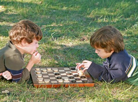 Remedial Teaching, Learn Chess, Montessori Environment, Checkers Game, Brain Learning, Montessori Education, Fun And Games, Camping Games, Go Outdoors