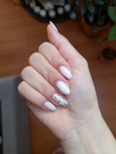 Milky White Nails, Short Oval Nails, Nails With Gold, Milky Nails, Green Nail Designs, Green Nail, Short Acrylic, Short Acrylic Nails Designs, Foil Nails