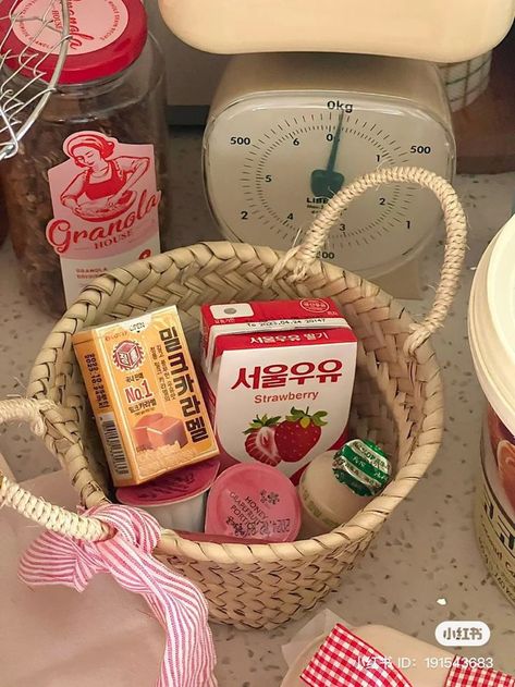 Snack Basket Aesthetic, Berry Aesthetic, Basket Beige, Snack Basket, Kitchen Basket, Cottage Aesthetic, Kitchen Baskets, Food Basket, Perfect Picnic