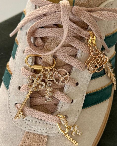 Shoe Clips Ideas, Shoe Charm Ideas, Show Charms, Shoe Charms Converse, Charms On Shoes, Shoes With Charms, Shoe Charms Diy, Shoe Lace Charms, Sneaker Charms