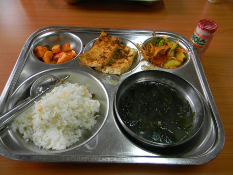 School Lunch Korea, Korean Lunch School, Japanese School Food, Chinese School Lunch, Korean School Lunch Tray, Japanese Packed Lunch, Asian School Lunch, Japan School Lunch, Korean School Food