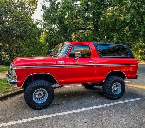 My love of Ford Broncos. 🇺🇲 #fordbronco #bronco #x #ford #classicbronco #offroad #earlybronco #f #vintagebronco #fordtrucks #fordbroncodaily #fordsofinstagram #classictrucks #trucks #fordnation #rc #fordtruck #earlybroncodrivers #fullsizebronco #classicfordbronco #obs #vintage #fordf #lifted #classiccars #dentside #builtfordtough #classicfordbroncos #truck #bhfyp #fordtough 1979 Ford Bronco Ranger Xlt, 79 Bronco, Ford Bronco Concept, Ford Truck Models, 1978 Ford Bronco, Car Obsession, Truck Accessories Ford, 1979 Ford Bronco, Diesel Trucks Ford