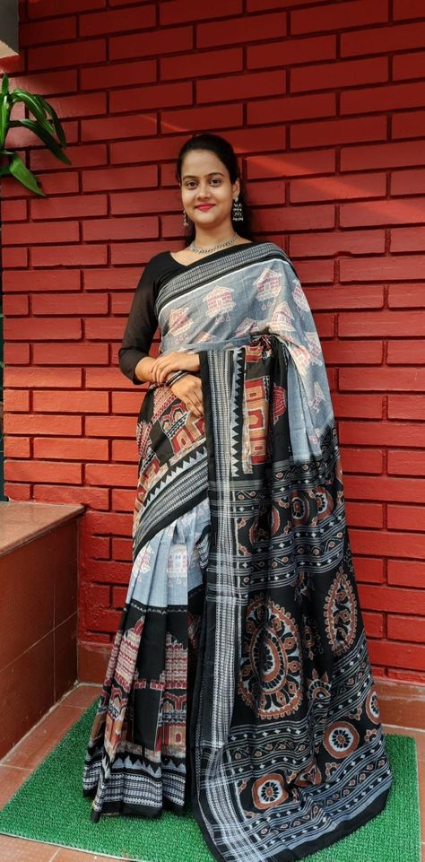 Contact us for mor sambalpuri saree DM- suchismitabag00@gmail.com@gmail.com Sambalpuri Saree Design, Sambalpuri Pata Saree, Sambalpuri Blouse Design, Sambalpuri Kurta Designs, Floral Dresses With Sleeves, Fashionable Saree, Sambalpuri Saree, Saree Fashion, Fashionable Saree Blouse Designs