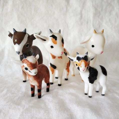 Goat Clay, Ceramic Goat, Cute Clay Animals, Jewelry Coquette, Clay Diys, Goat Art, Mini Animals, Cute Goats, Pottery Handbuilding