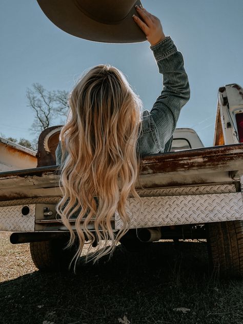 Blonde Hair Cowgirl Aesthetic, Western Lifestyle Photography, Wheelbarrow Photoshoot, Rancho Photoshoot, Cowgirl Blonde, Rodeo Photoshoot, Western Senior Picture Ideas, Blonde Cowgirl, Western Photoshoot Ideas