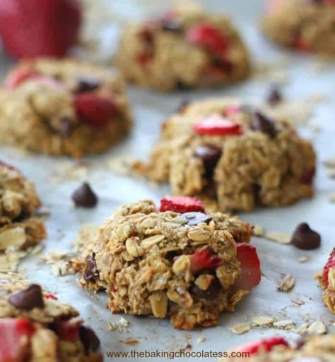 Healthy Strawberry Banana Oatmeal Cookies Strawberry Banana Oatmeal, Using Strawberries, Vegan Finger Foods, Strawberry Treats, Strawberry Oatmeal, Banana Oatmeal Cookies, Healthy Strawberry, Peanut Butter Honey, Strawberry Cookies