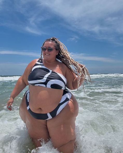 Fat Person, Garner Style, Lynn Williams, Awful People, Big Women Fashion, Obese People, Plus Size Swim, Big Girl Fashion, Seductive Clothes