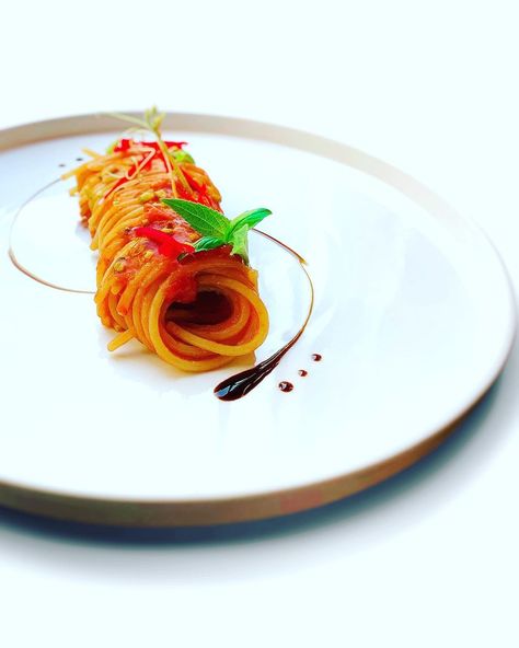 Giulio Bettini on Instagram: “Spaghetti, fresh tomatoes, pistachio and balsamic vinegar “Del Cristo”. . . Thanks @chez_martina_events for this fabulous product. . .…” Spaghetti Plating, Spaghetti And Meatballs, Fresh Tomatoes, Food Presentation, Food Plating, Balsamic Vinegar, Amazing Food, Fine Dining, Pistachio