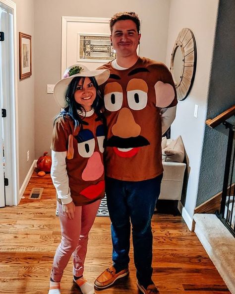 Mr. and Mrs. Potato Head From Toy Story Potato Head Costume, Mr And Mrs Potato Head, Disney Couple Costumes, Boys Halloween Costumes Diy, Halloween Costumes Diy Couples, Toy Story Halloween, Cute Couples Costumes, Mrs Potato Head, Girl Group Costumes