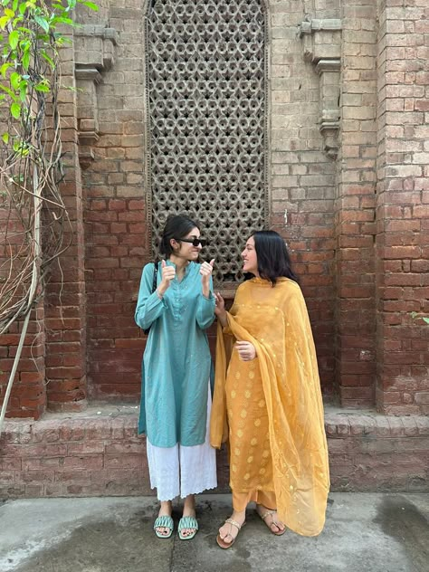 Kurta Poses Women In Temple, Amritsar Outfit Ideas, Desi Kurti, Kurta Aesthetic, Aesthetic Kurti, Kurti Aesthetic, Vintage Indian Aesthetic, Bff Photoshoot Poses, Casual Indian Fashion