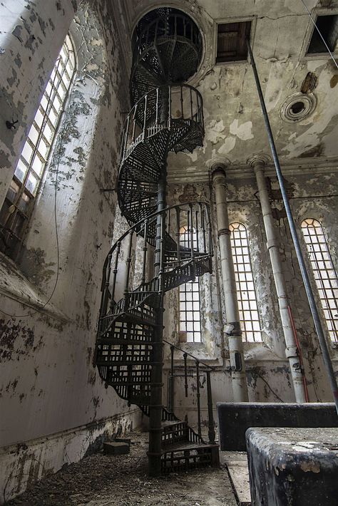 Derelict Buildings, Abandoned House, Spiral Stairs, This Old House, The Spiral, Abandoned Mansions, Stairway To Heaven, Spiral Staircase, Abandoned Buildings