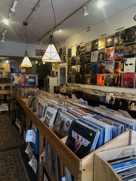 Echo Aesthetic, Vinyl Aesthetic, Record Shop, Vinyl Music, Music Aesthetic, Dream Lifestyle, Autumn Aesthetic, Record Store, City Life