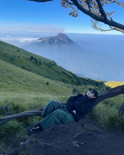 Merbabu Mountain📍 . all I need rn. . peacful w/ @chkalifia 🪧 #mountain #hike #peacful #silence #photography #zen #aesthetic #fyp #minimalist #art #designer Mountaineering Aesthetic, Merbabu Mountain, Travel Life Aesthetic, Exploring Aesthetic, Silence Photography, Hiking Picture Ideas, Solo Life, Zen Aesthetic, Hiking Pics