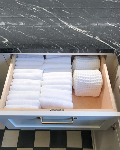 17 Insanely Chic Bathroom Storage Ideas for Towels - Urban Mamaz Bathroom Storage Ideas For Towels, Storage Ideas For Towels, Bathroom Towel Racks, Fold Hand Towels, Galvanized Wash Tub, Washroom Ideas, Best Storage Ideas, Under Shelf Storage, Creative Storage Ideas