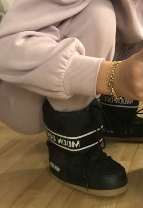 Low Moon Boots Outfit, Moon Boots Low, Moon Boots Outfit, Black Boots Outfit, Winter 22, Moon Boot, Model Style, Moon Boots, Winter 2022