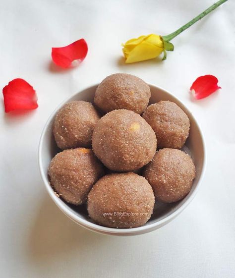 red aval laddu, red rice flakes ladoo Easy Indian Sweet Recipes, Indian Lunch, Poha Recipe, Ladoo Recipe, Celiac Recipes, Rice Flakes, Sweet Recipe, Vegetarian Snacks Recipes, Red Rice