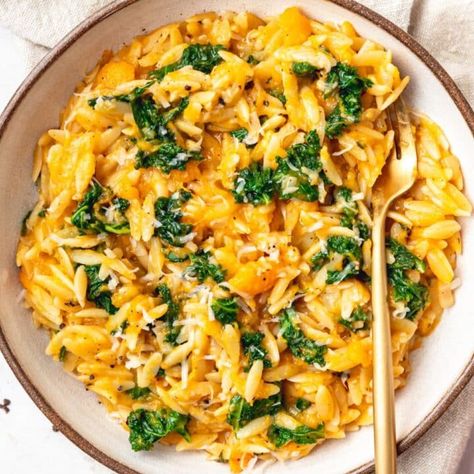 This butternut squash and kale orzo is a delicious, easy, weeknight meal! The orzo soaks up all the flavor of the roasted butternut squash for a creamy, delicious pasta dish! Tuscan Chicken Orzo, Kale Orzo, Butternut Squash Orzo, Squash Orzo, Butternut Squash And Kale, Mashed Butternut Squash, Orzo Dishes, Creamy Tuscan Chicken, Italian Diet