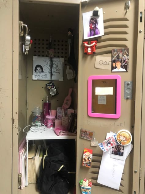 Coquette School Locker, Tall Locker Ideas, Decorating My Locker, Locker Asthetic Ideas, Locker Inspo School, Locker Ideas Aesthetic, Locker Inspo Aesthetic, Decorated Locker, Aesthetic Locker Decor