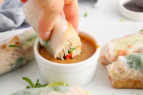 Sauce For Spring Rolls, Simple Sesame Noodles, Vegan Rice Paper Rolls, Spring Roll Sauce, Peanut Dipping Sauce, Shrimp Spring Rolls, Peanut Sauce Recipe, Peanut Dipping Sauces, Grilled Bbq Chicken