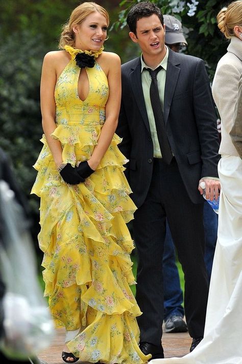 Gossip Girl Serena, Estilo Gossip Girl, Gossip Girl Fashion, Movie Fashion, Blake Lively, Clothes Horse, Gossip Girl, Yellow Dress, Ruffle Dress