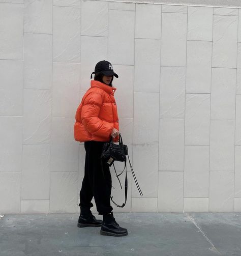 Puffa Jacket Outfit, Orange Puffer Jacket Outfit, Orange Jacket Outfit, Puff Jacket Outfit, Full Black Outfit, Orange Puffer Jacket, Puffer Outfit, Puffer Jacket Style, Puffer Jacket Outfit