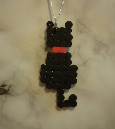 Black cat perler beads necklace Peler Beads Cat, Black Cat Bead Pattern, Perler Bead Black Cat, Cat Iron Beads, Peeler Bead Necklace, Black Cat Perler Bead Patterns, Cat Melty Beads, Small Cat Perler Bead Patterns, Black And White Perler Beads