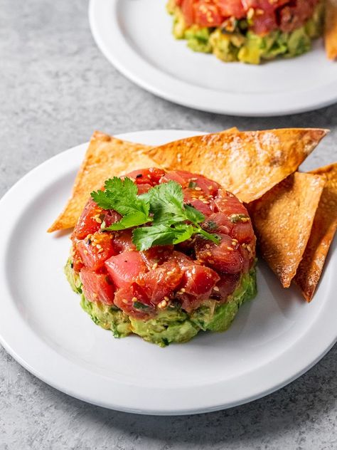 Quick Spicy Tuna Tartare Raw Tuna Recipes, Raw Tuna Recipe, How To Prepare Avocado, Tuna Tartare Recipe, Ahi Tuna Recipe, Tartare Recipe, Tuna Tartar, Wonton Chips, Raw Tuna